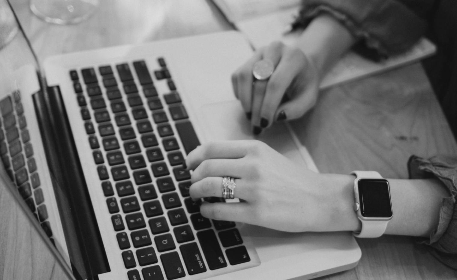 Étudiants travaillant sur des stratégies SEO